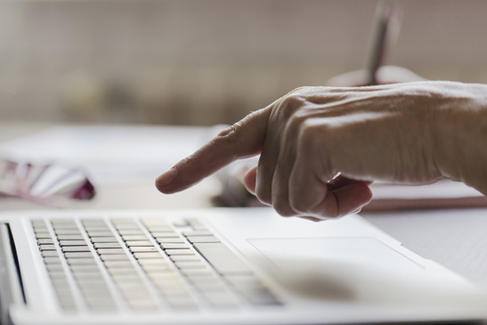 crop-hand-using-laptop